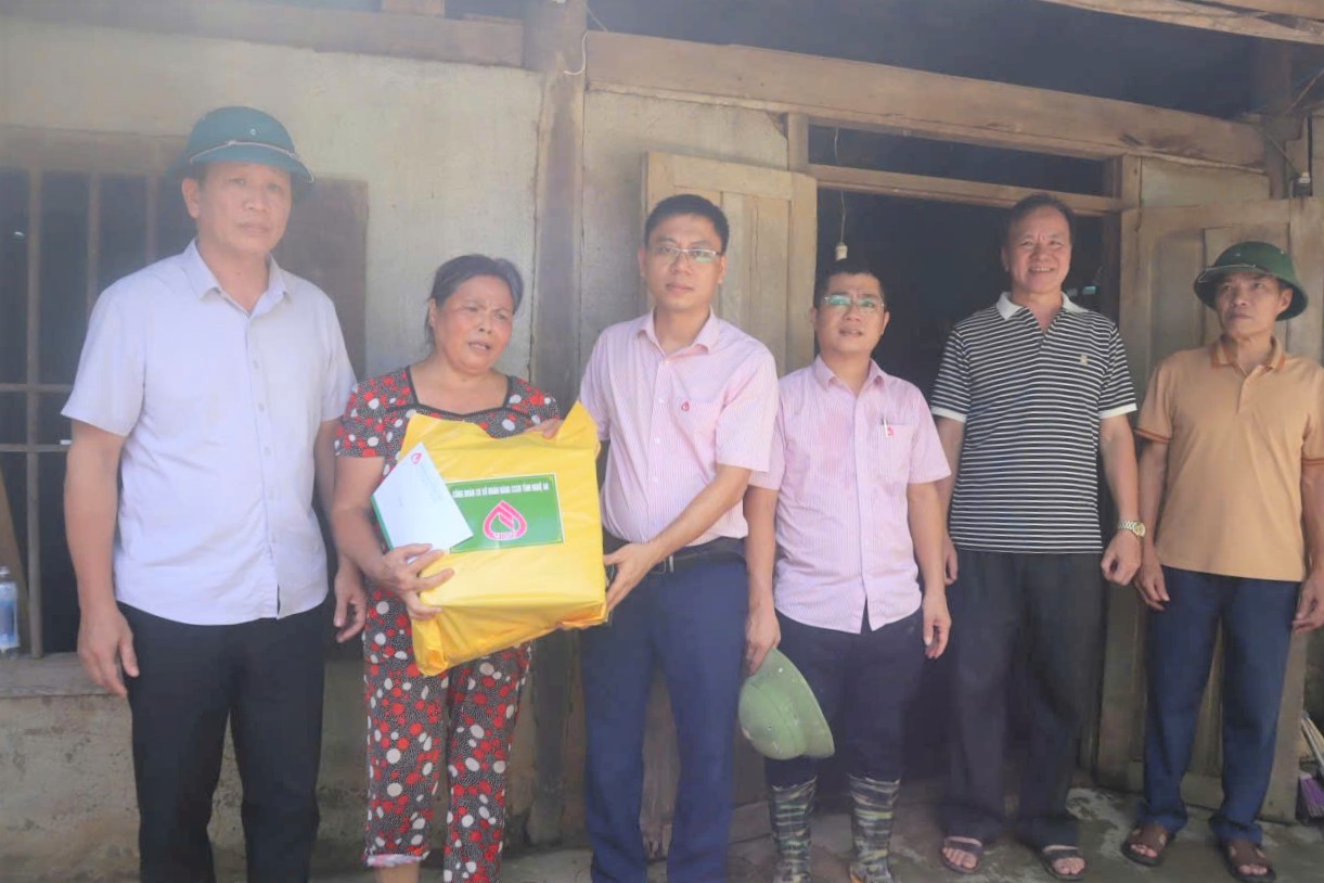 Đến với bà con vùng lũ bằng tất cả tình cảm và trách nhiệm Đến với bà con vùng lũ bằng tất cả tình cảm và trách nhiệm