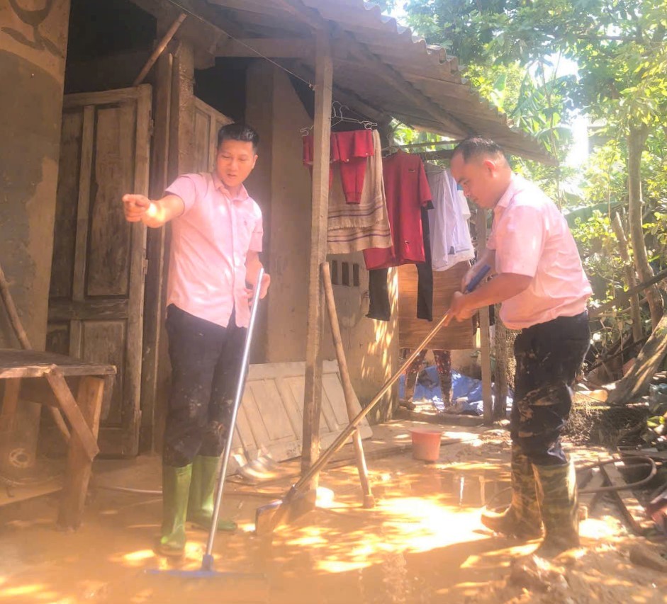 Đến với bà con vùng lũ bằng tất cả tình cảm và trách nhiệm Đến với bà con vùng lũ bằng tất cả tình cảm và trách nhiệm