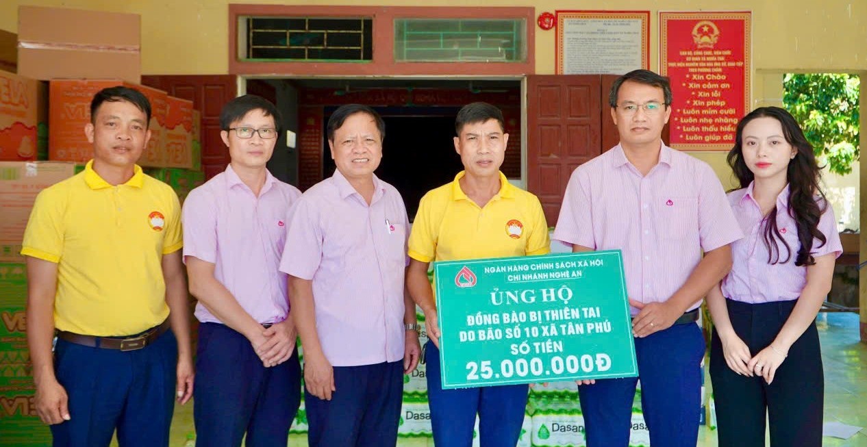 Đến với bà con vùng lũ bằng tất cả tình cảm và trách nhiệm