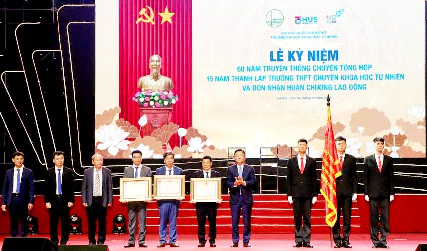 Phó Thủ tướng Lê Thành Long trao Huân chương Lao động hạng Nhì cho Trường THPT chuyên Khoa học Tự nhiên