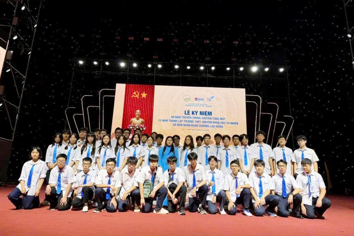 Phó Thủ tướng Lê Thành Long trao Huân chương Lao động hạng Nhì cho Trường THPT chuyên Khoa học Tự nhiên