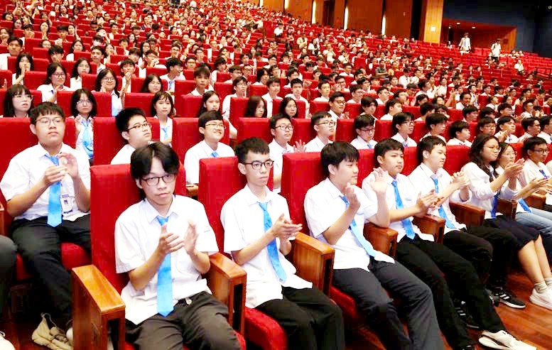 Phó Thủ tướng Lê Thành Long trao Huân chương Lao động hạng Nhì cho Trường THPT chuyên Khoa học Tự nhiên