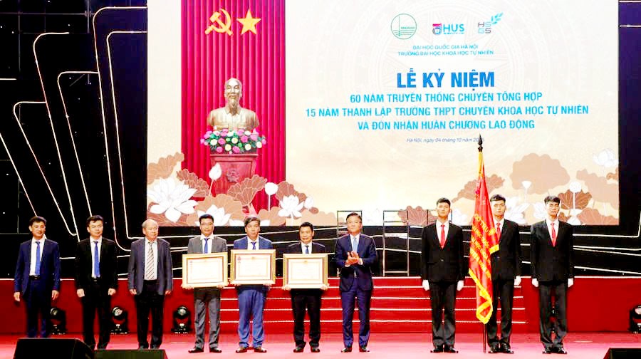 Phó Thủ tướng Lê Thành Long trao Huân chương Lao động hạng Nhì cho Trường THPT chuyên Khoa học Tự nhiên