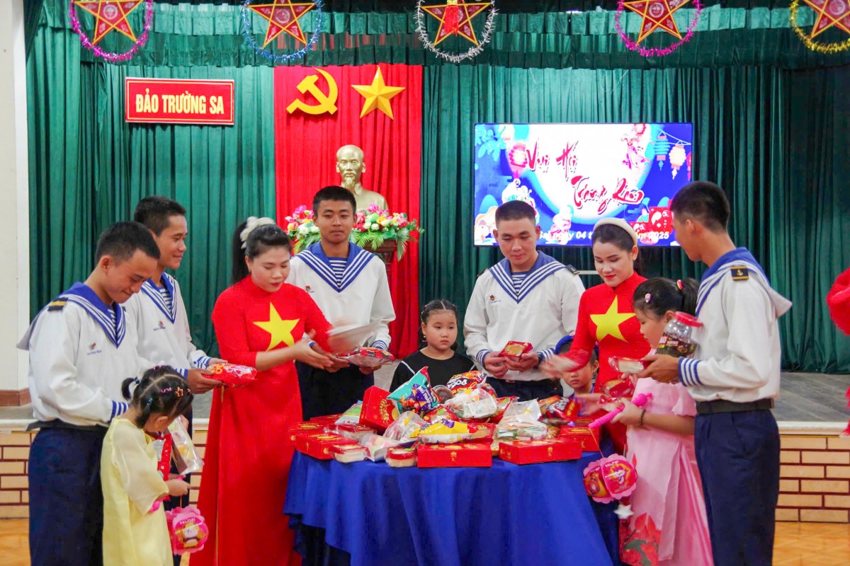 Trung thu ấm áp tại Trường Sa: ''Đêm hội trăng rằm'' ý nghĩa trên đảo xa