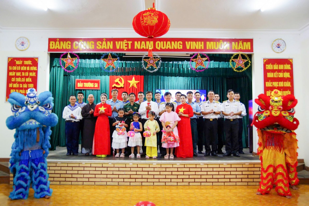 Trung thu ấm áp tại Trường Sa: ''Đêm hội trăng rằm'' ý nghĩa trên đảo xa