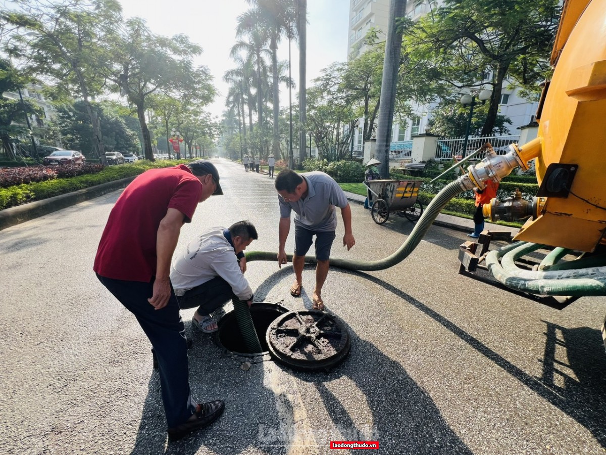 Hà Nội: Ra quân vệ sinh môi trường, chủ động ứng phó bão số 11 Hà Nội: Ra quân vệ sinh môi trường, chủ động ứng phó bão số 11