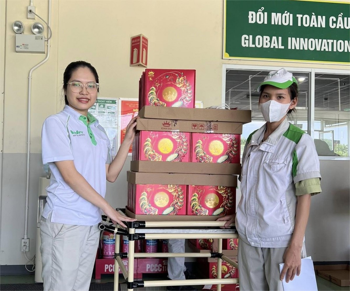 Trao quà Tết Trung thu 2025 đến đoàn viên, người lao động Trao quà Tết Trung thu 2025 đến đoàn viên, người lao động