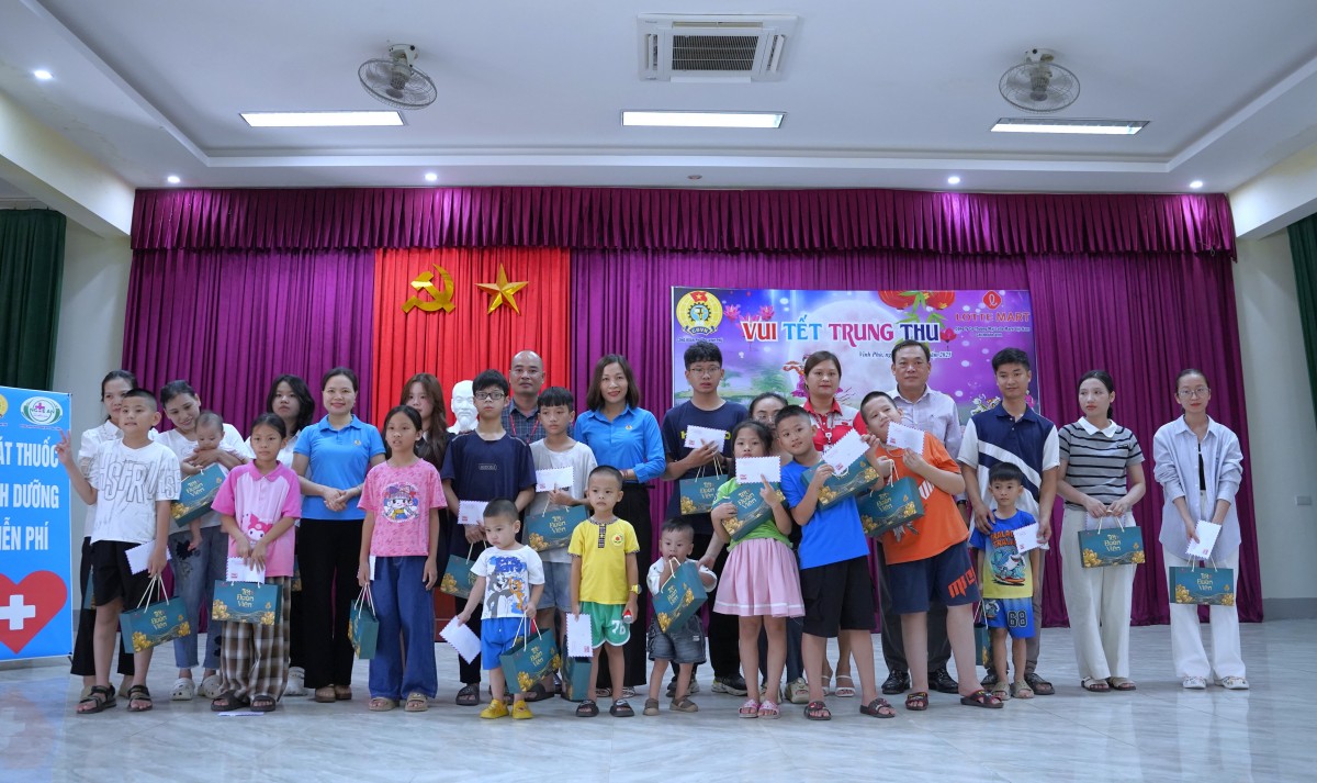 Công đoàn phường Vinh Phú tổ chức Tết Trung thu cho con người lao động Công đoàn phường Vinh Phú tổ chức Tết Trung thu cho con người lao động