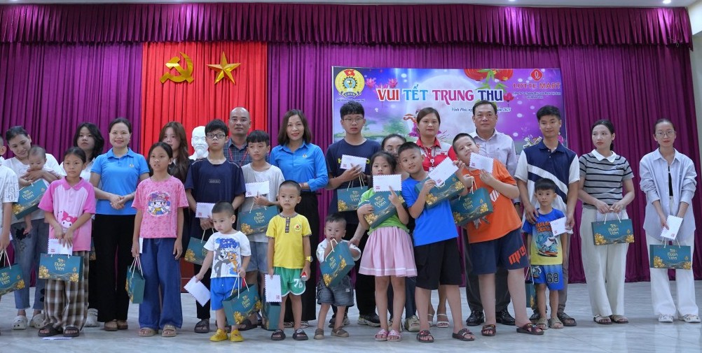 Công đoàn phường Vinh Phú tổ chức Tết Trung thu cho con người lao động