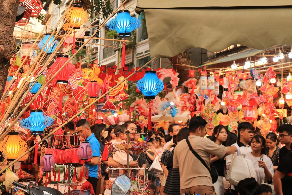 Phố Hàng Mã đông nghịt người đi chơi Trung thu