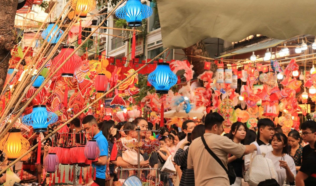 Phố Hàng Mã đông nghịt người đi chơi Trung thu