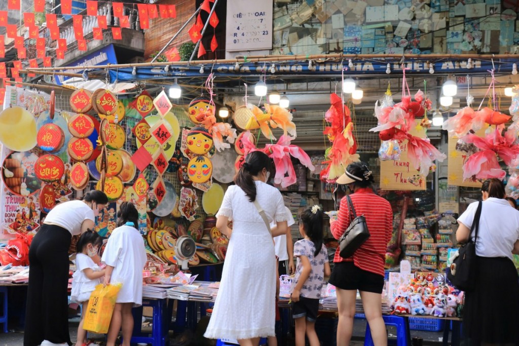 Phố Hàng Mã đông nghịt người đi chơi Trung thu