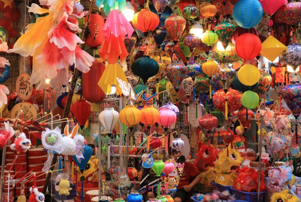 Phố Hàng Mã đông nghịt người đi chơi Trung thu