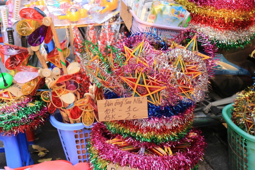 Phố Hàng Mã đông nghịt người đi chơi Trung thu