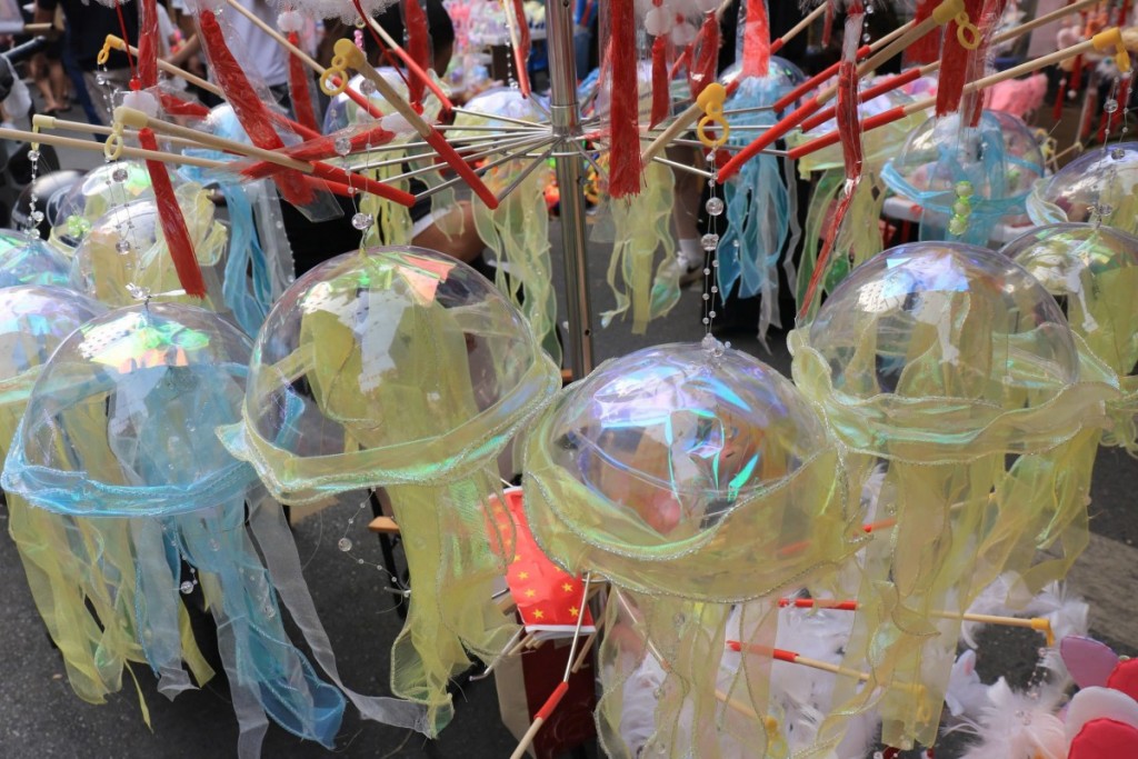 Phố Hàng Mã đông nghịt người đi chơi Trung thu