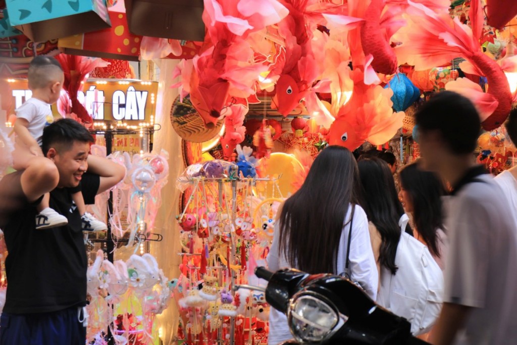 Phố Hàng Mã đông nghịt người đi chơi Trung thu