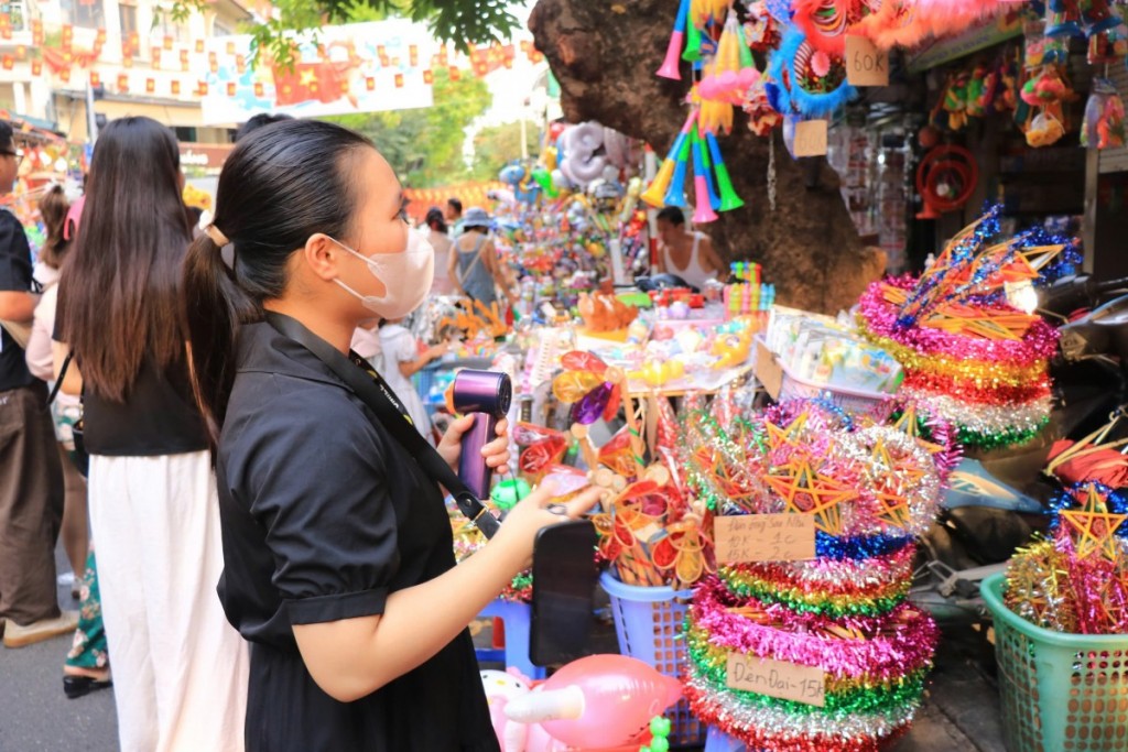 Phố Hàng Mã đông nghịt người đi chơi Trung thu