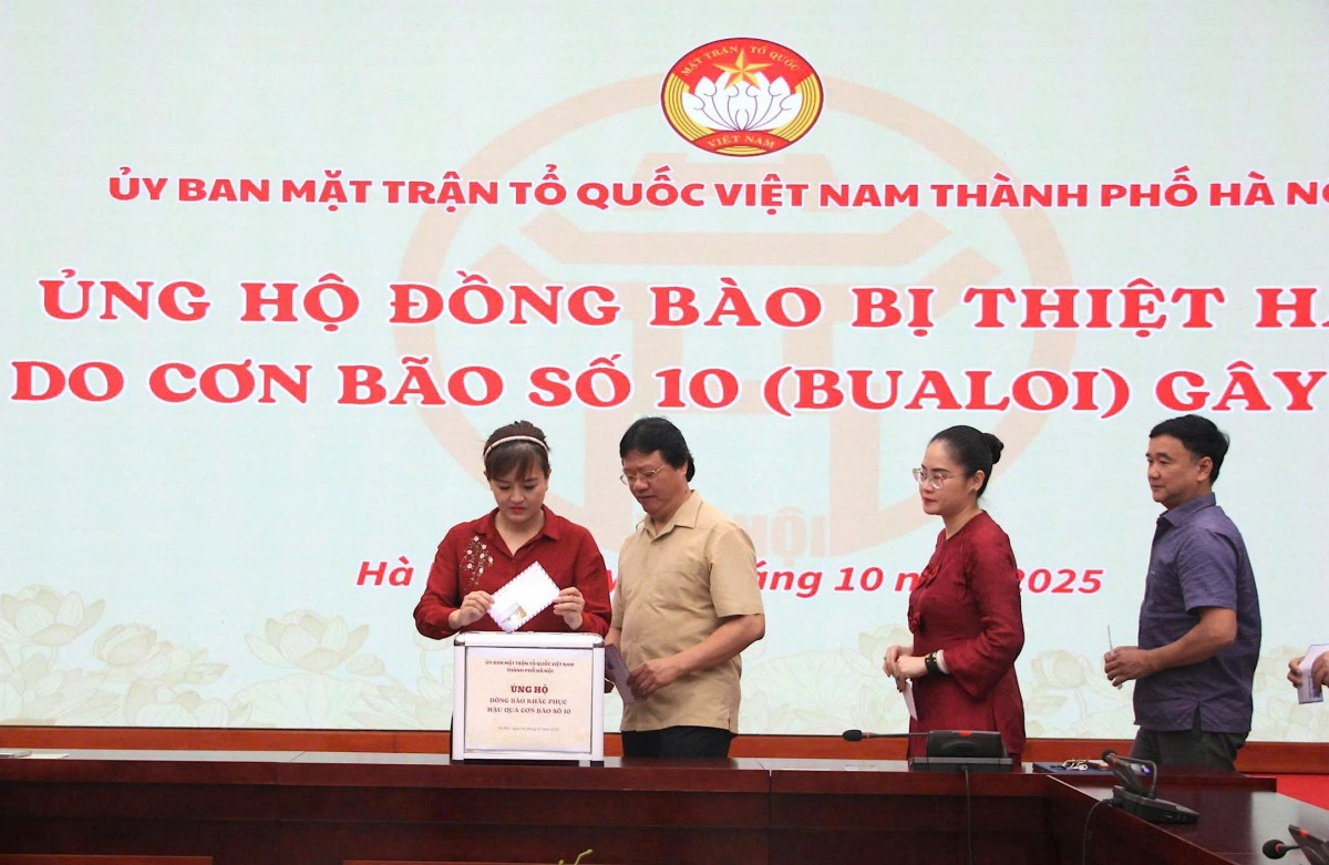 Cơ quan Ủy ban MTTQ Việt Nam thành phố Hà Nội ủng hộ đồng bào bị thiệt hại do cơn bão số 10
