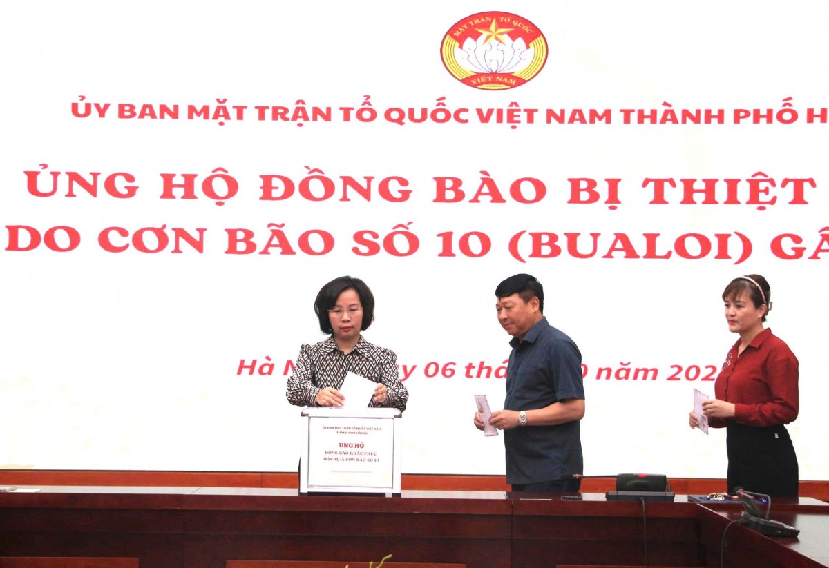 Cơ quan Ủy ban MTTQ Việt Nam thành phố Hà Nội ủng hộ đồng bào bị thiệt hại do cơn bão số 10