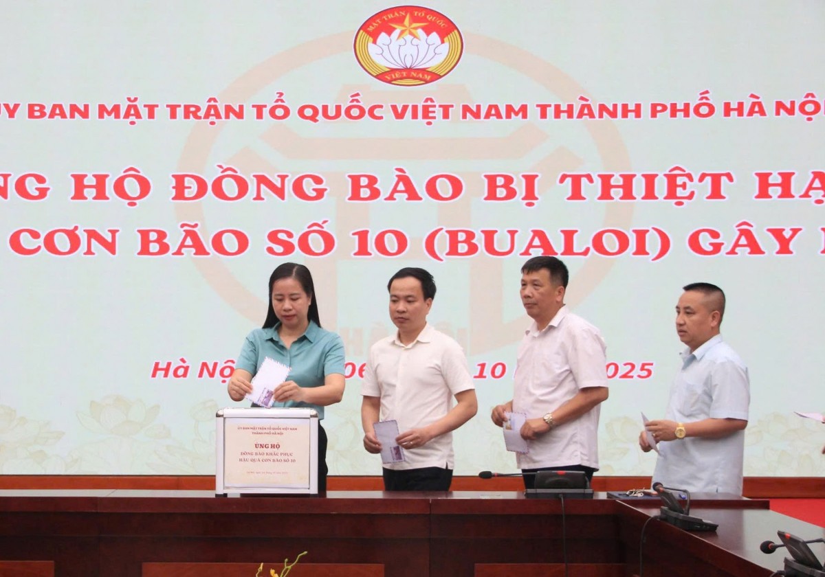 Cơ quan Ủy ban MTTQ Việt Nam thành phố Hà Nội ủng hộ đồng bào bị thiệt hại do cơn bão số 10