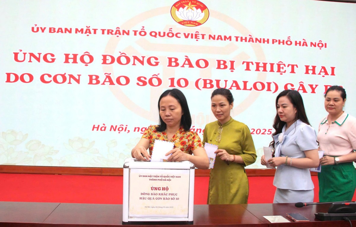 Cơ quan Ủy ban MTTQ Việt Nam thành phố Hà Nội ủng hộ đồng bào bị thiệt hại do cơn bão số 10