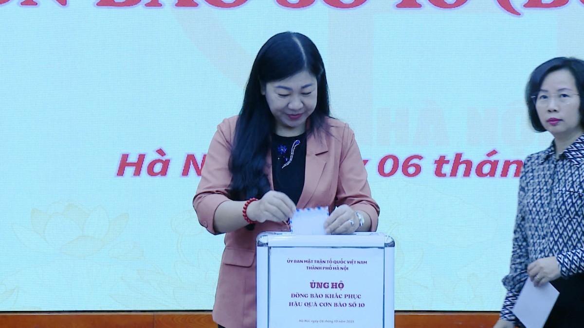 Cơ quan Ủy ban MTTQ Việt Nam thành phố Hà Nội ủng hộ đồng bào bị thiệt hại do cơn bão số 10