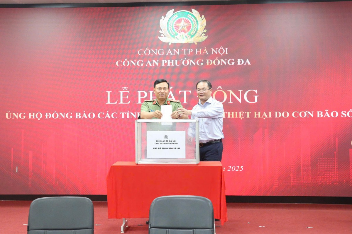 Công an Hà Nội sẻ chia cùng đồng bào khắc phục hậu quả bão lũ