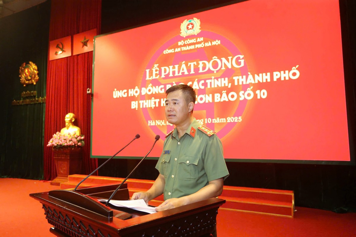 Công an Hà Nội sẻ chia cùng đồng bào khắc phục hậu quả bão lũ