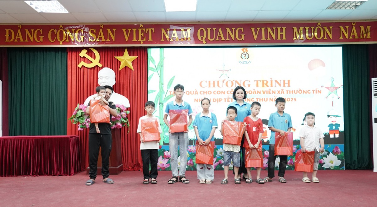 Công đoàn xã Thường Tín trao tặng quà Tết Trung thu cho con đoàn viên