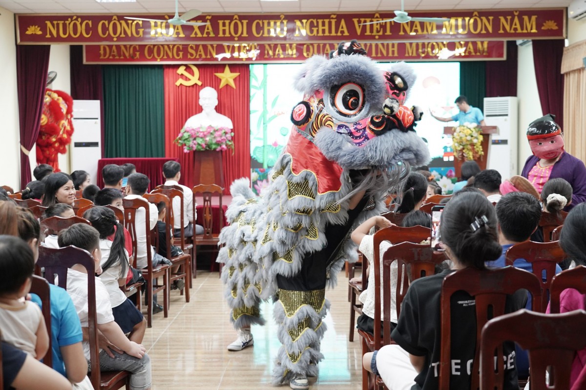 Công đoàn xã Thường Tín trao tặng quà Tết Trung thu cho con đoàn viên