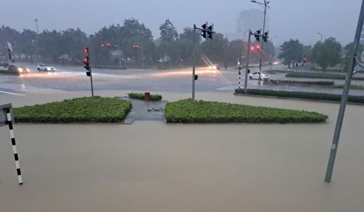 Hà Nội mưa như trút nước, hàng loạt tuyến phố ngập sâu