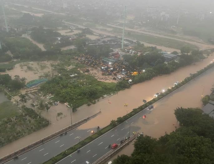 Hà Nội mưa như trút nước, hàng loạt tuyến phố ngập sâu
