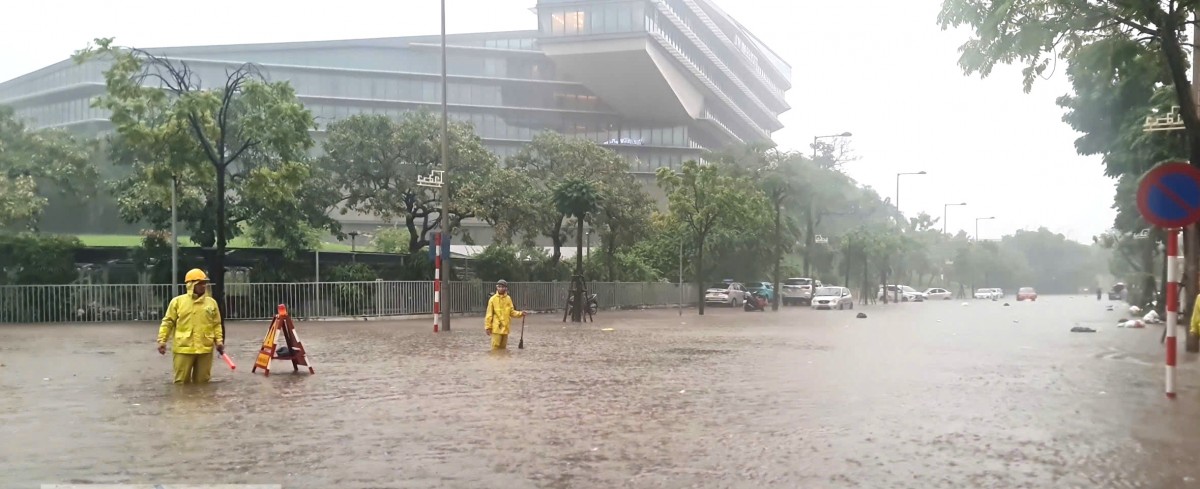 Người dân hạn chế qua các điểm ngập