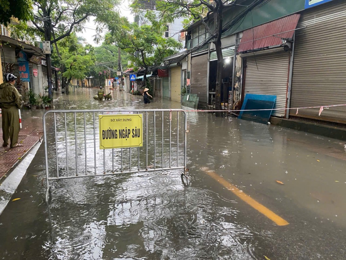 Hà Nội: Còn 9 điểm ngập sâu, nhiều tuyến đường tạm thời bị chia cắt giao thông