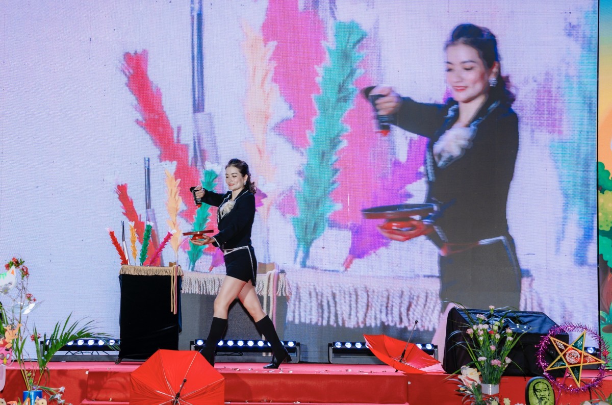 500 phần quà Trung thu được trao cho con đoàn viên, người lao động Công ty TNHH Thời trang Star