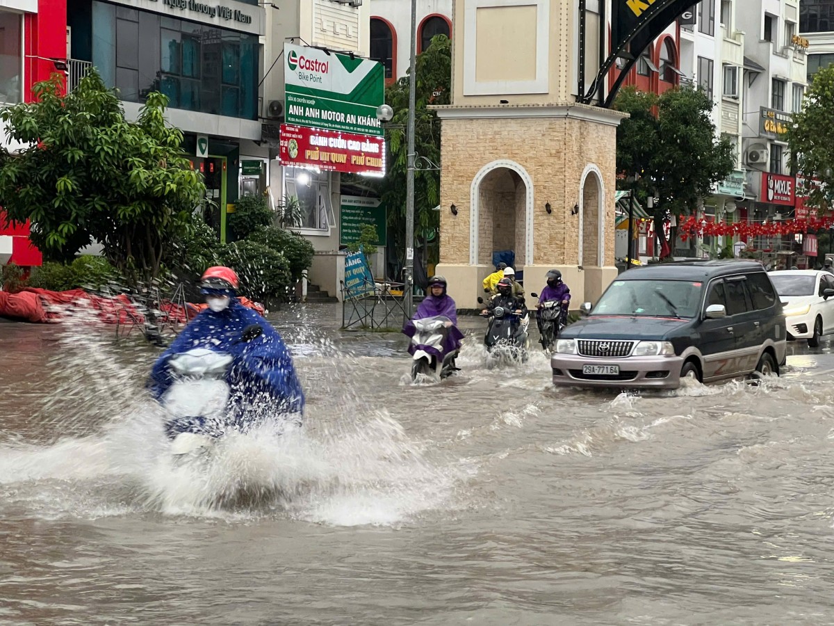 Công an Hà Nội dầm mình dưới mưa điều tiết giao thông do ảnh hưởng bão số 11