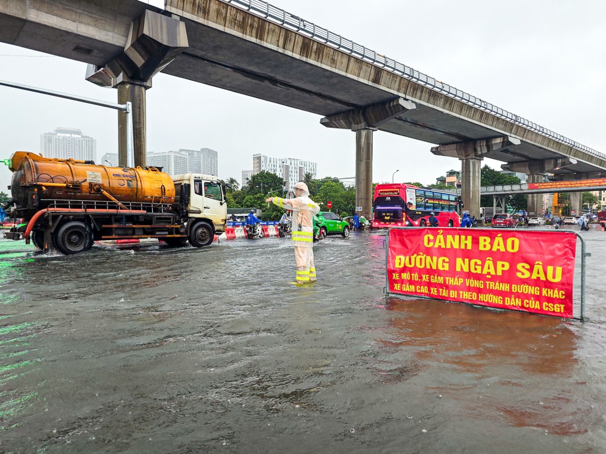 Công an Hà Nội dầm mình dưới mưa điều tiết giao thông do ảnh hưởng bão số 11