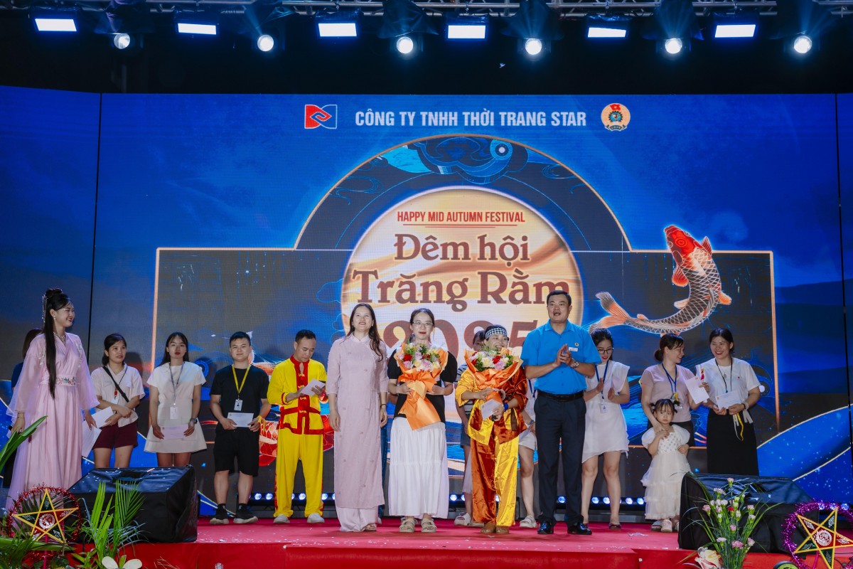 500 phần quà Trung thu được trao cho con đoàn viên, người lao động Công ty TNHH Thời trang Star