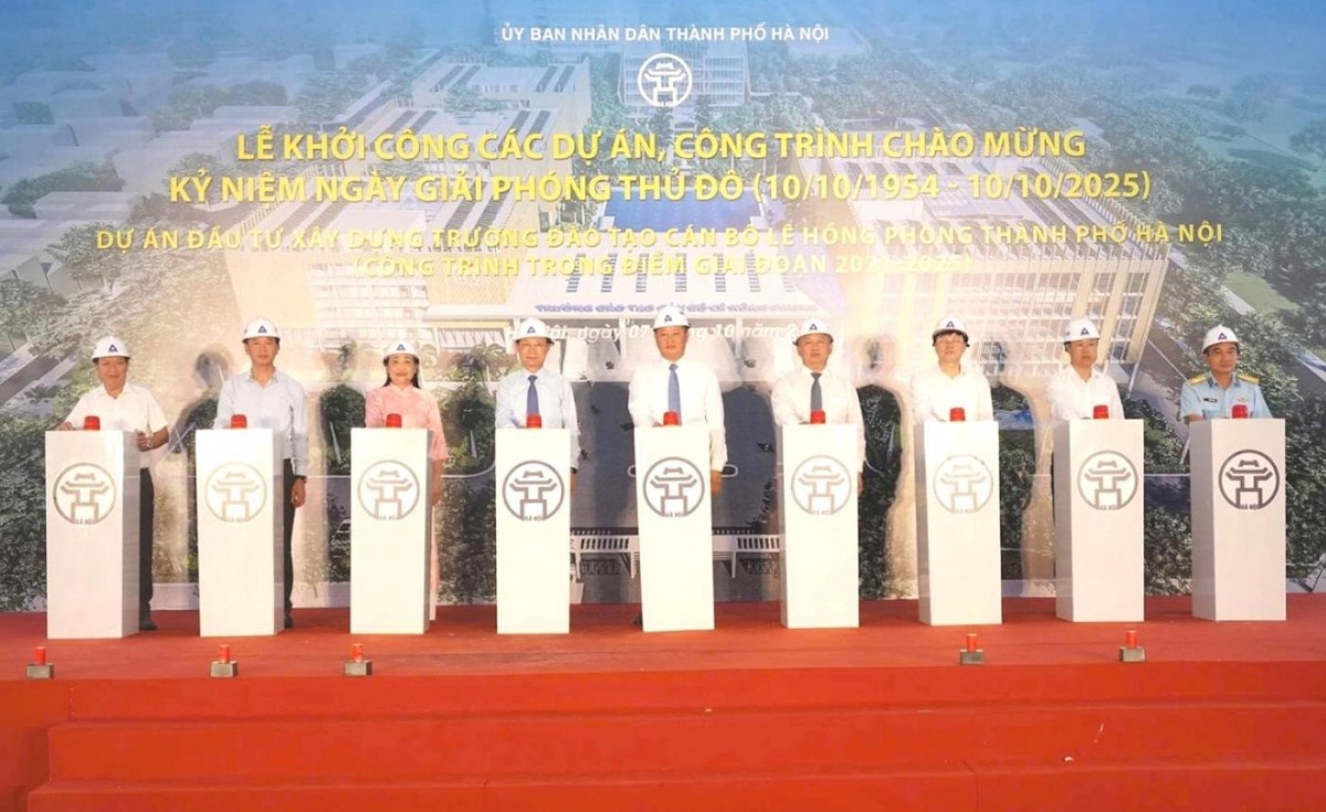 các đại biểu thực hiện nghi thức khởi công dự án. 