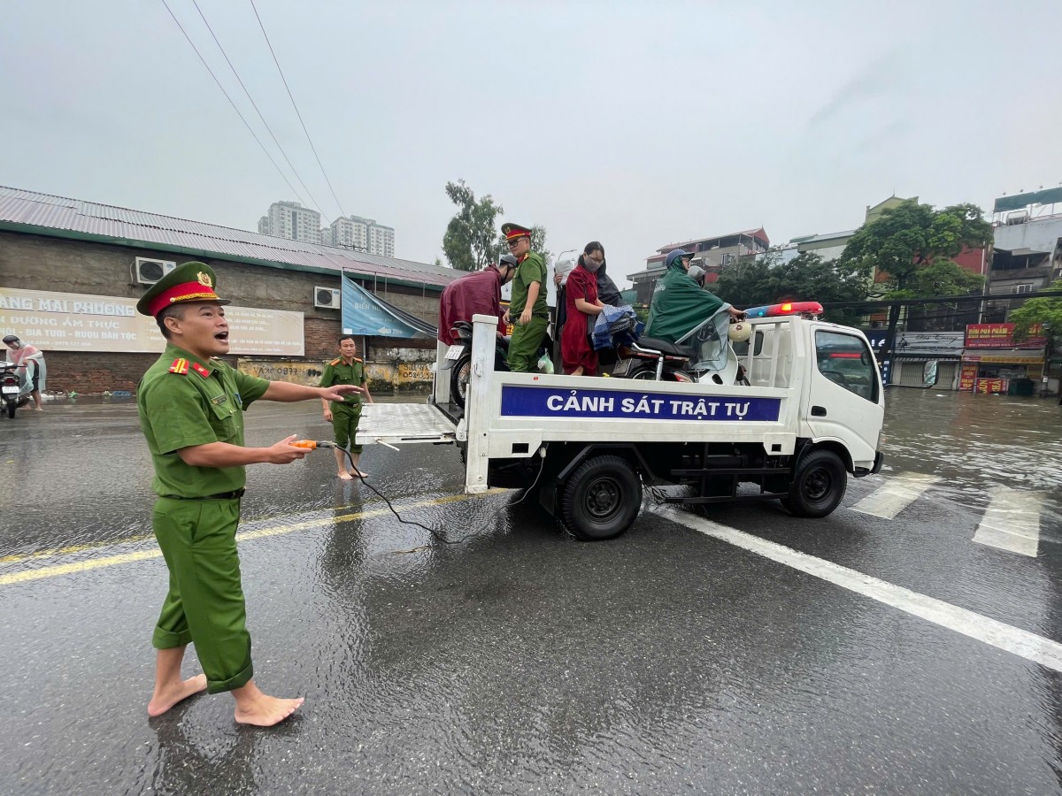Những hình ảnh đẹp Công an Thủ đô dầm mưa, cứu người và khắc phục hậu quả bão số 11