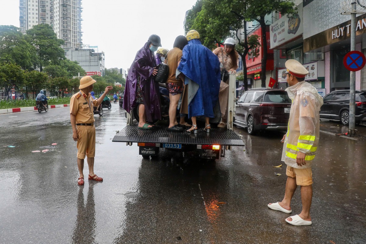 Những hình ảnh đẹp Công an Thủ đô dầm mưa, cứu người và khắc phục hậu quả bão số 11