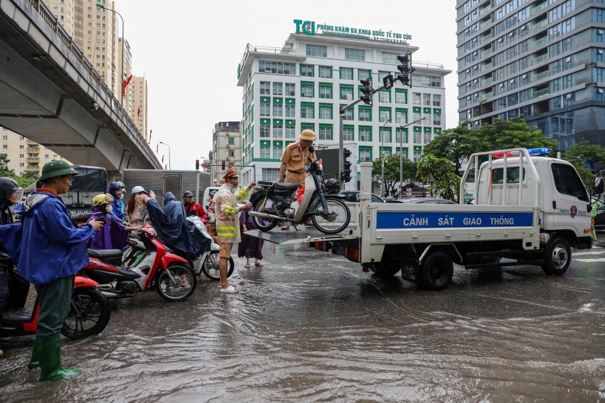 Những hình ảnh đẹp Công an Thủ đô dầm mưa, cứu người và khắc phục hậu quả bão số 11