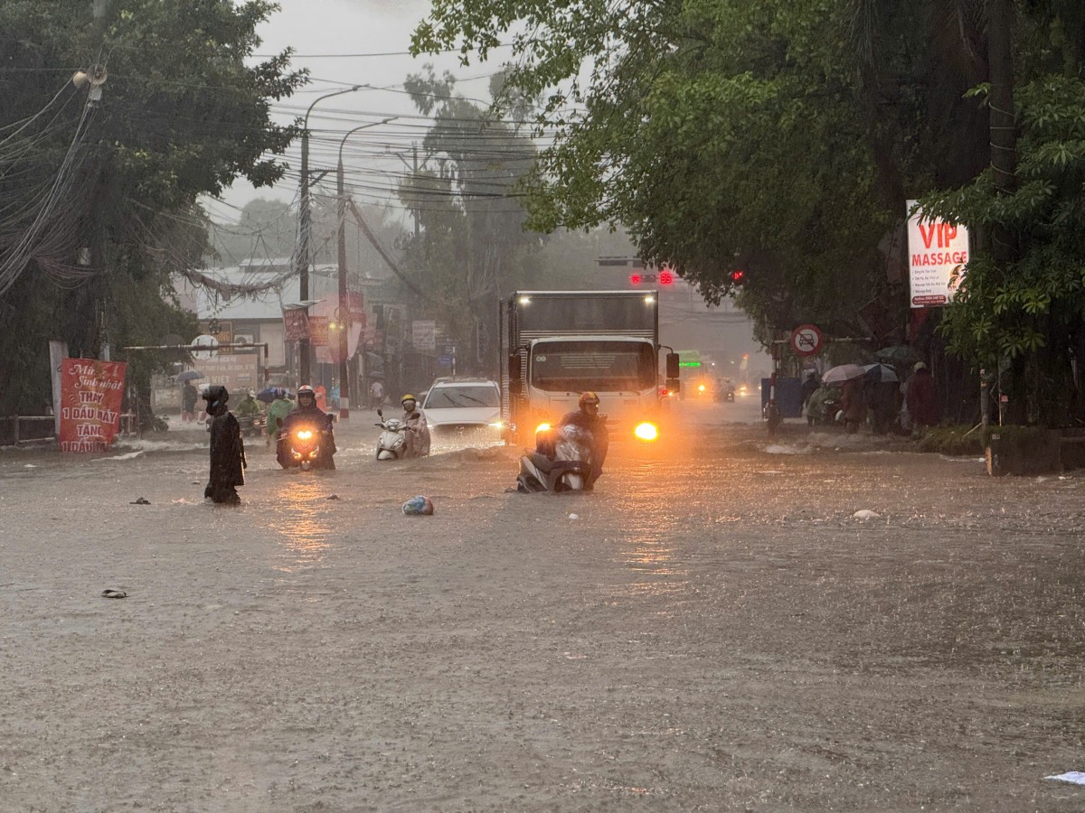 Những hình ảnh đẹp Công an Thủ đô dầm mưa, cứu người và khắc phục hậu quả bão số 11 Hà Nội cấp bách phòng chống lũ, bảo đảm an toàn tính mạng cho Nhân dân là trên hết