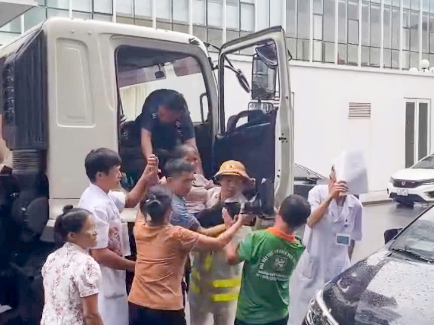 Những hình ảnh đẹp Công an Thủ đô dầm mưa, cứu người và khắc phục hậu quả bão số 11