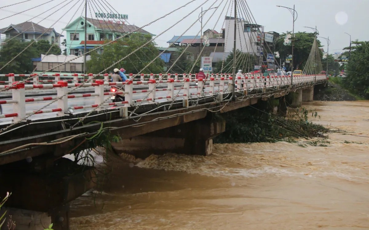 Bằng mọi biện pháp tiếp cận nơi ngập sâu, chủ động di dời dân khỏi nơi nguy cơ sạt lở Bằng mọi biện pháp tiếp cận nơi ngập sâu, chủ động di dời dân khỏi nơi nguy cơ sạt lở