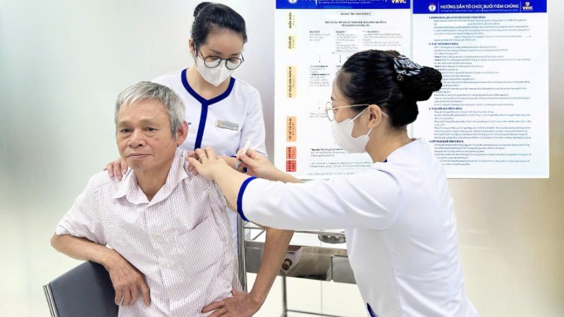 Tiêm vắc xin phòng uốn ván miễn phí cho bà con vùng lũ lụt