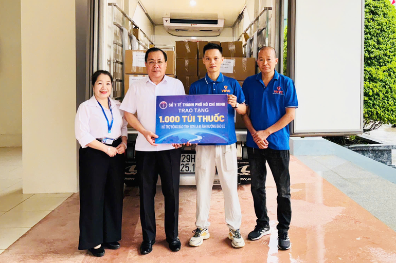 Tiêm vắc xin phòng uốn ván miễn phí cho bà con vùng lũ lụt