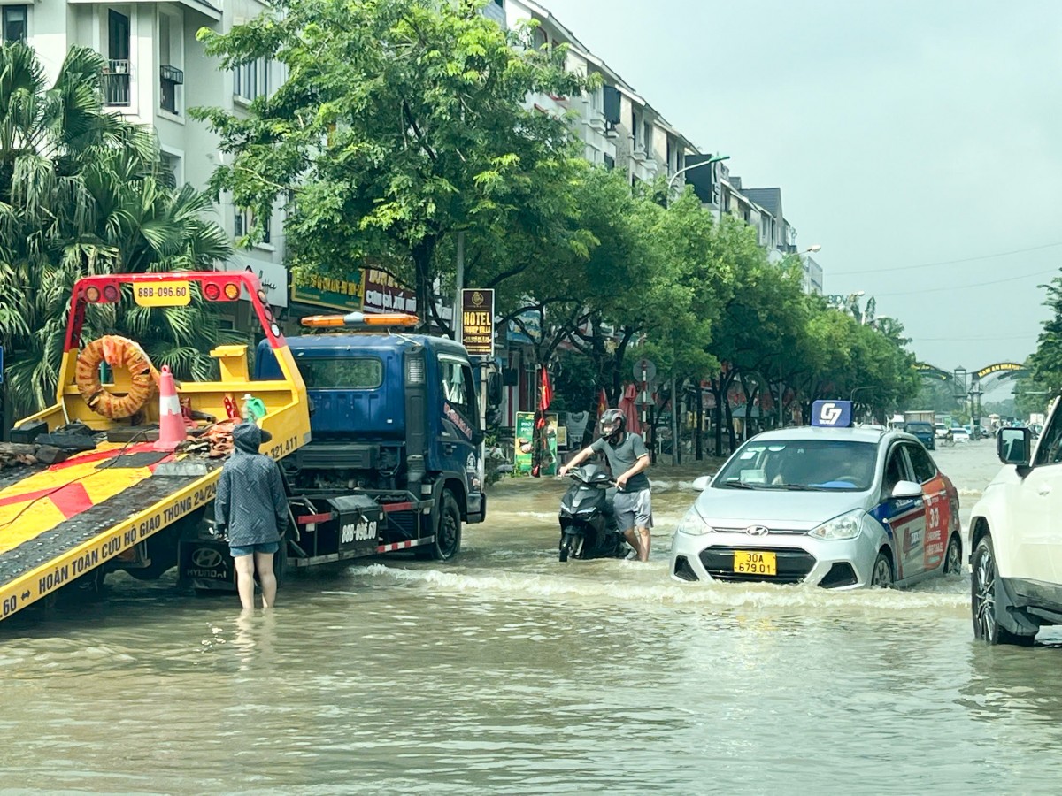Giao thông Hà Nội cơ bản ổn định sau mưa lớn