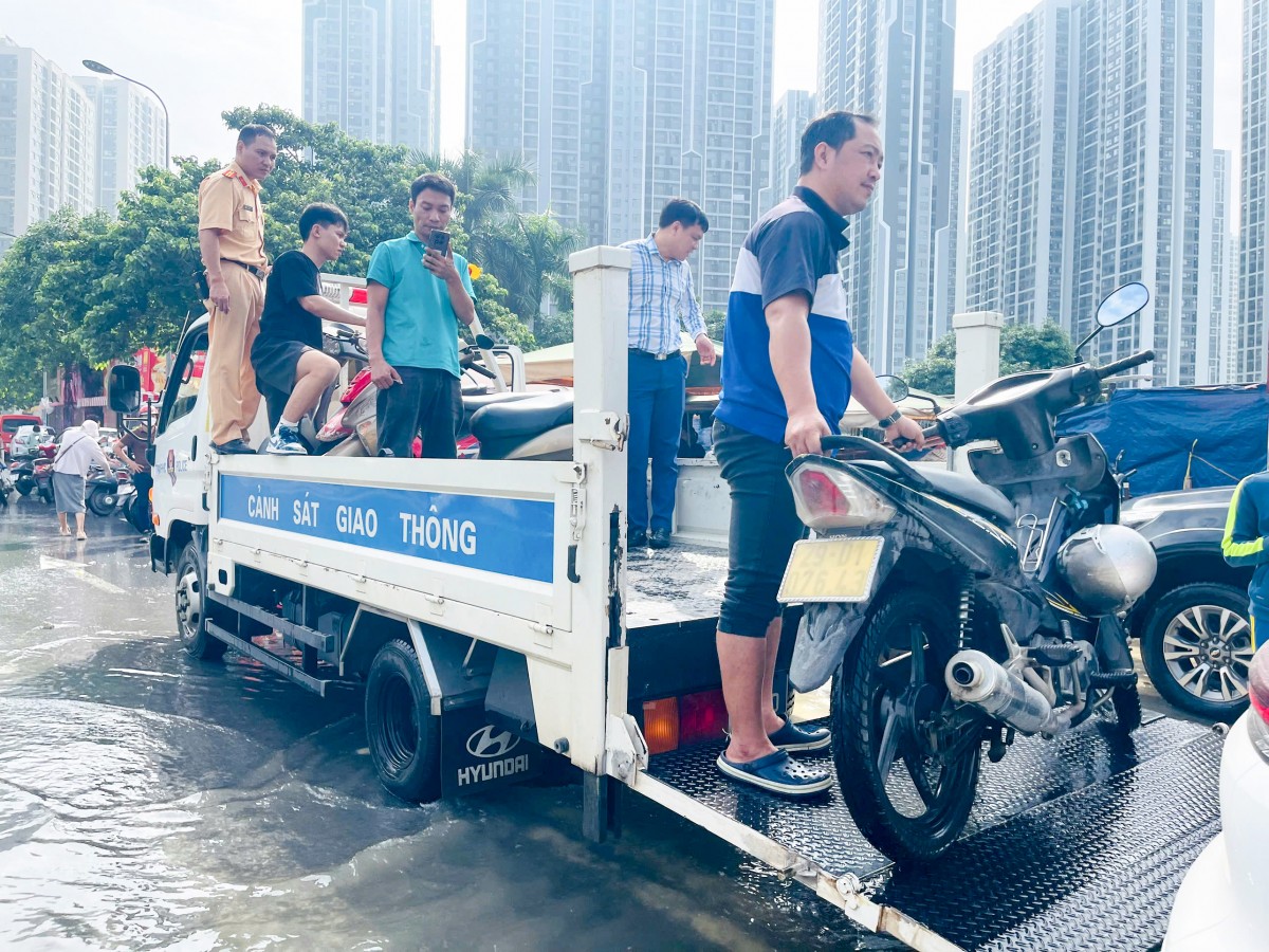 Giao thông Hà Nội cơ bản ổn định sau mưa lớn