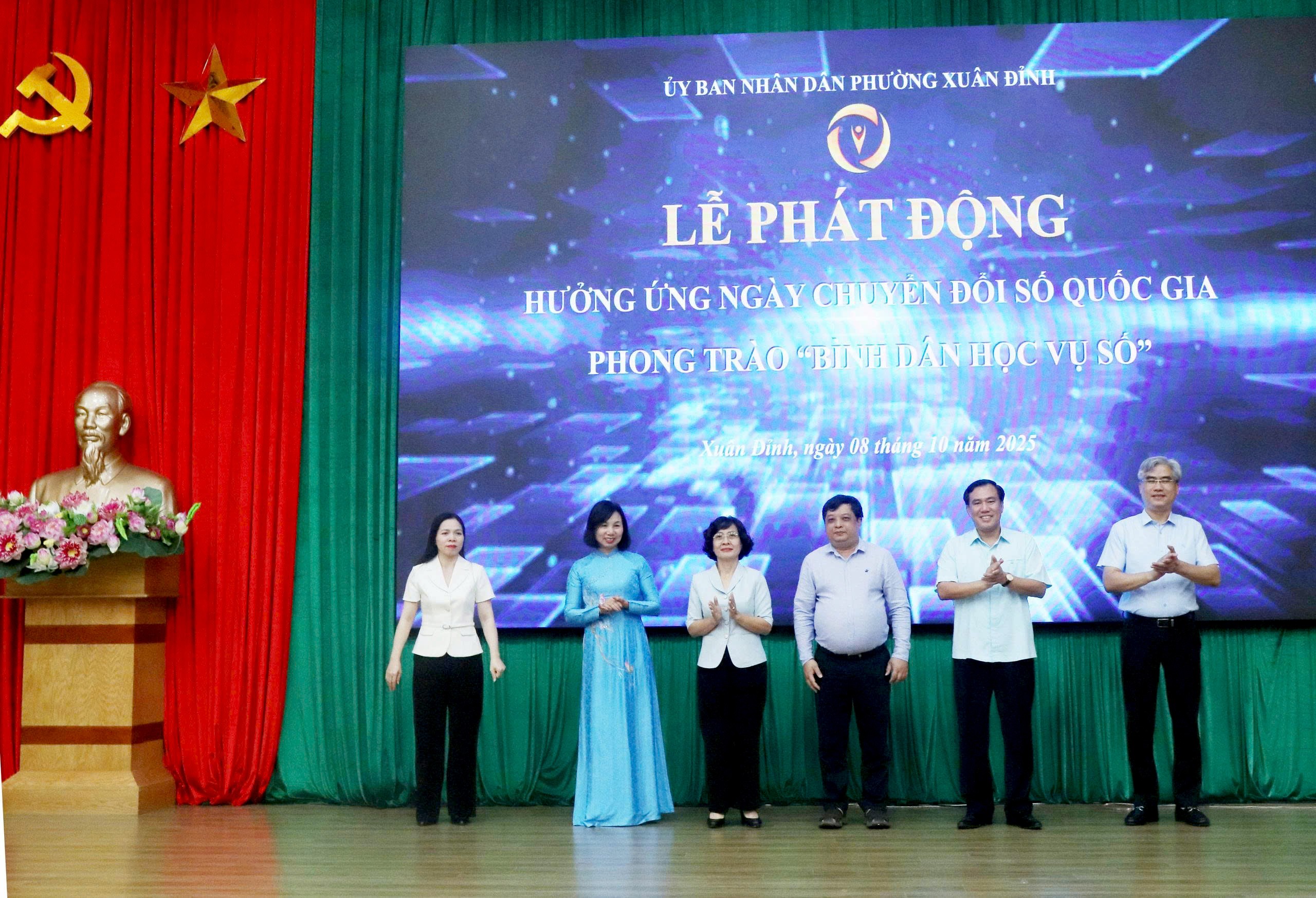 Thúc đẩy “Bình dân học vụ số” từ cơ sở, hướng tới đô thị thông minh